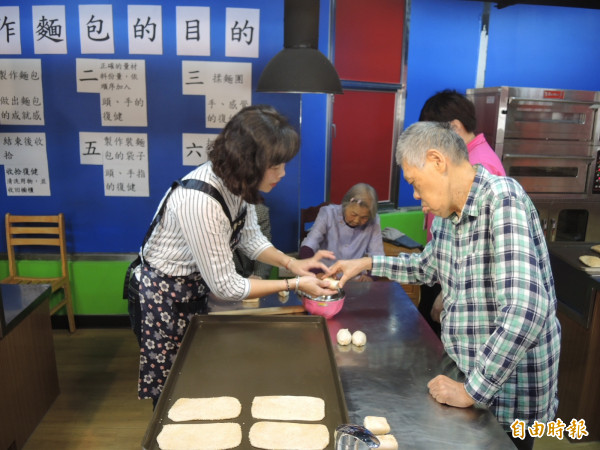錸工廠設有烘焙坊，長輩可以自製麵包，帶回家跟家人享用。（記者翁聿煌攝）