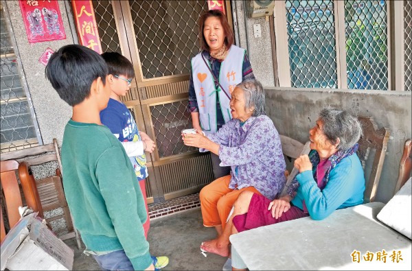 新東國小師生製作甜湯圓，分送庄內阿公阿嬤品嘗。
（記者楊金城攝）