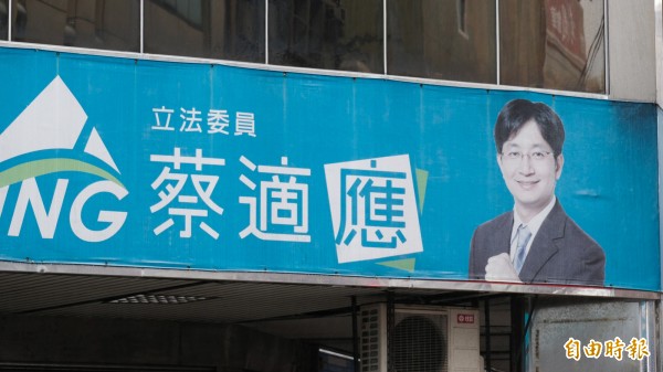 蔡適應在臉書廣邀大家票選新招牌，留言就可換基隆名店阿本燒賣1顆。（記者林欣漢攝）