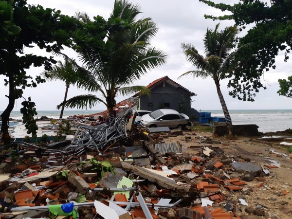 印尼22日晚間發生海嘯，造成當地重大災情，而喀拉喀托之子（Anak Krakatoa）火山被認為是引發海嘯的罪魁禍首。（路透）