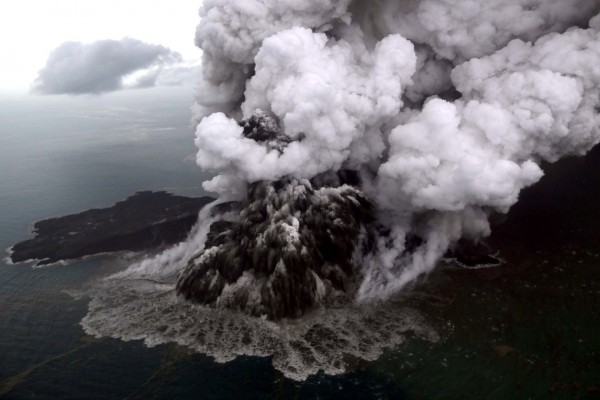 由於火山昨天再度噴發，印尼當局警告，恐有新一輪海嘯出現。（路透）