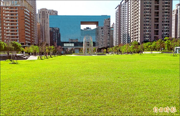 台中市長盧秀燕今在市政公園舉辦草地就職典禮，遭爆草皮維護費至少三百萬元。（記者張菁雅攝）