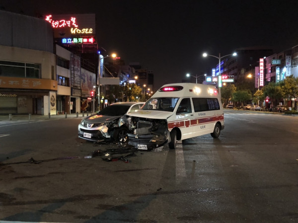 休旅車深夜撞上執勤救護車，2車車頭均毀損。（記者方志賢翻攝）