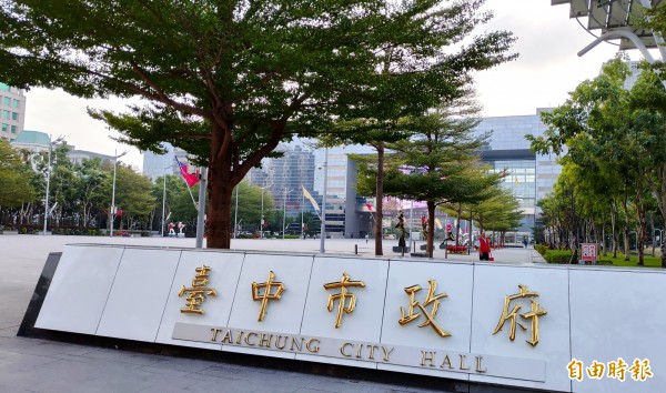 台中市政府臨時人員投訴，新市長上任後，聘僱契約從1年縮為3個月。（記者張菁雅攝）