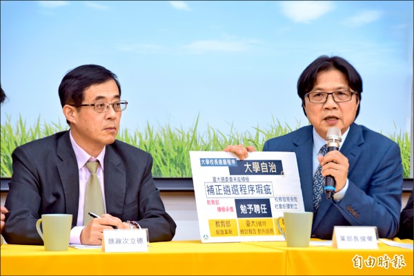 教育部長葉俊榮（右）昨突然召開記者會宣布，「勉予同意」管中閔教授擔任台大校長。（記者吳柏軒攝）