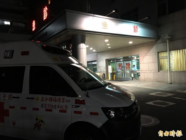 15歲林姓少年遭人持刀刺肚，被送往北醫救治，幸無生命危險。（記者姚岳宏攝）