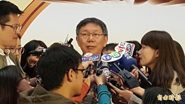 今天再次被問及是否派人遊說影響台北市正副議長選舉，台北市長柯文哲脫口：「我沒有自己打啦！」（記者沈佩瑤攝）