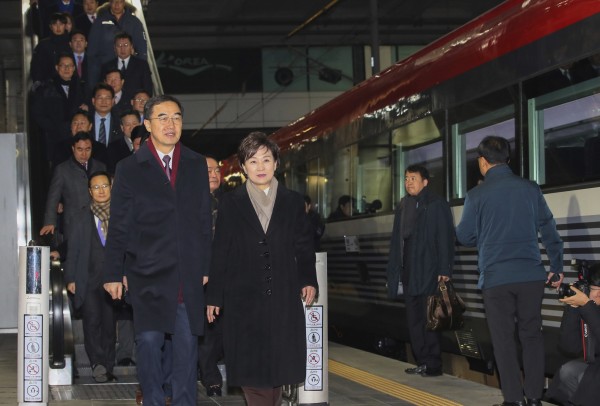 南韓代表團上午搭特別列車前往北韓參加兩韓道路、鐵路現代化破土典禮。（美聯社）