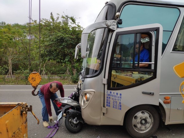 阿里山公路觸口段發生中巴與機車對撞車禍。（記者蔡宗勳翻攝）