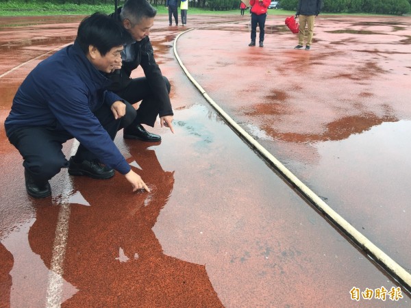 明德高中使用20年的跑道，只要遇到下雨就會造成積水，吳琪銘向教育部爭取經費整修。（記者邱書昱攝）