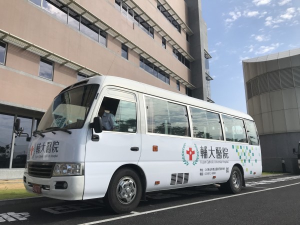 輔大醫院明年元月起將全面調整接駁車路線。（輔大醫院提供）