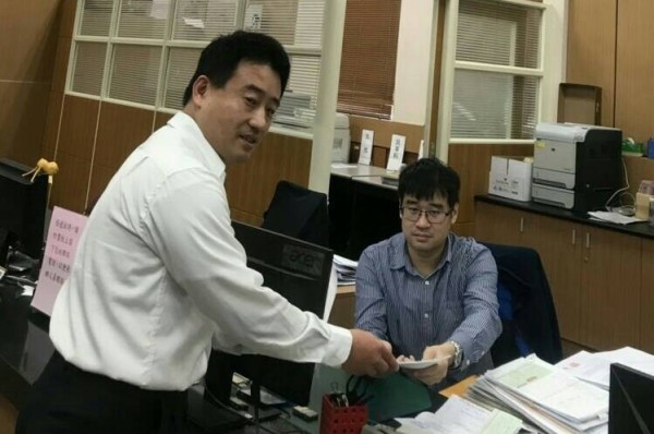 苗栗地檢署指派事務官彭保忠向苗栗地方法院遞狀，對15名當選人提起當選無效之訴。（圖由苗栗地檢署提供）