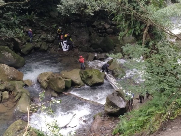 三峽鹿母潭溪今天下午發現一具男屍，身上多處瘀青，家屬懷疑男子因欠債遭棄屍。（記者吳仁捷翻攝）