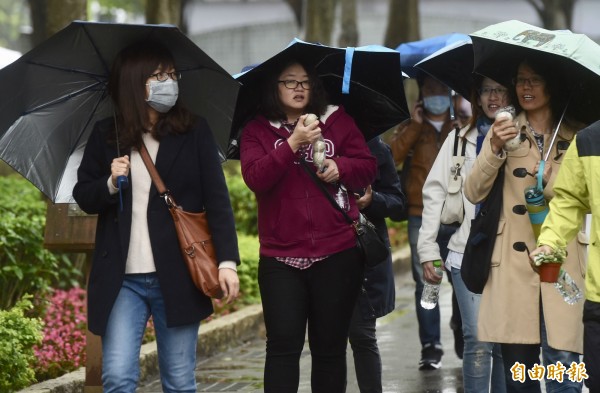 氣象局預估，桃園以北及東部地區，跨年煙火跟元旦升旗都可能在雨中度過。（資料照）