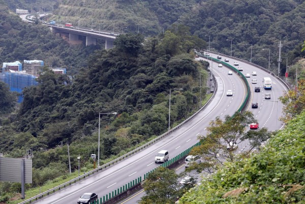 隨著元旦4天連假在今天開始，許多民眾也趁著連假出門旅遊，國道在今日早上6點便開始湧現車潮；高公局呼籲，為避免連續假期卡在塞車上太多時間，請盡量利用公共運輸工具，或是使用替代道路避開壅塞路段。（中央社）