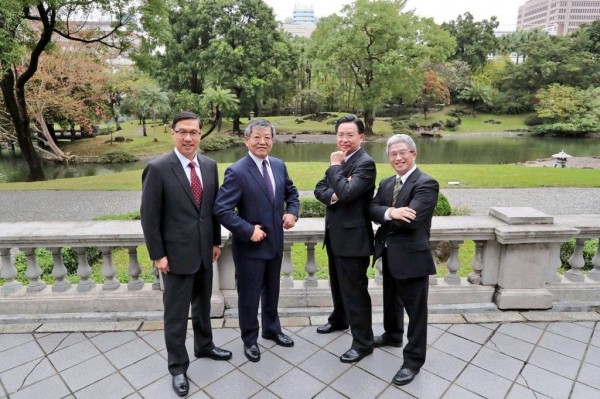 外交部長吳釗燮（右二）與3位次長在台北賓館合影，向全球台灣友人在2018年間的支持表達感謝。左起為常次曹立傑、政次謝武樵、吳釗燮與政次徐斯儉。（圖擷取自外交部推特）