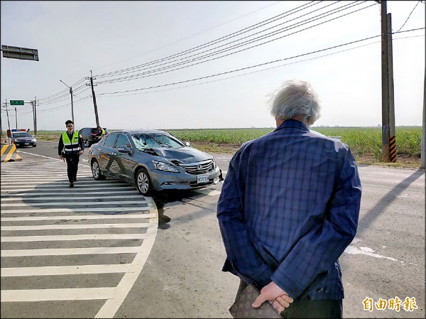 72歲陳辜明（背對鏡頭者）事發後，佇在原地看警方採證。（記者曾迺強攝）