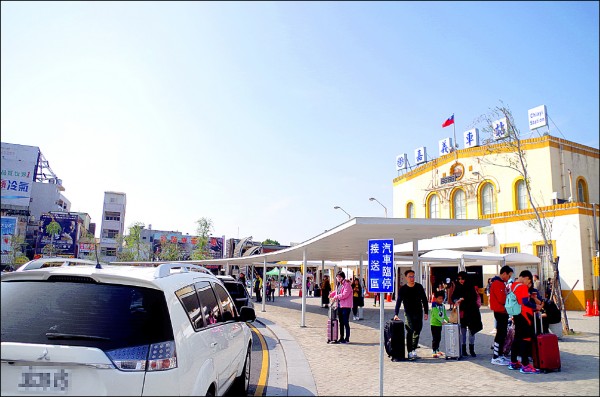 昨天元旦連假首日，嘉義車站前人車絡繹不絕。（記者王善嬿攝）