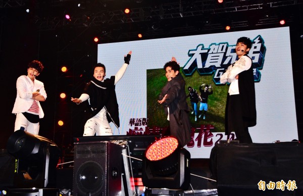 台南的跨年晚會，市政府邀請「大賀兄弟」等歌手團體，接力演唱。（記者吳俊鋒攝）