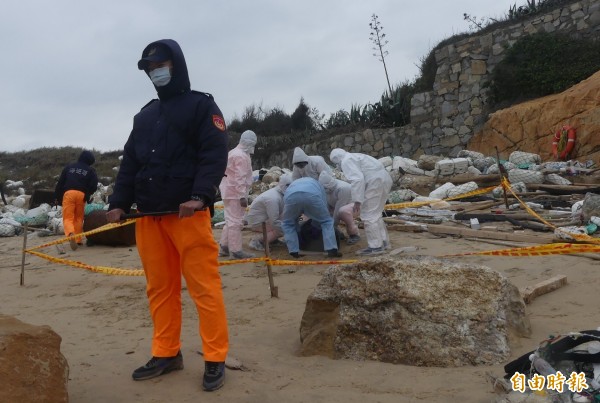 金門岸巡隊在海邊發現死豬屍體，立刻派員封鎖現場進行管制。（記者吳正庭攝）