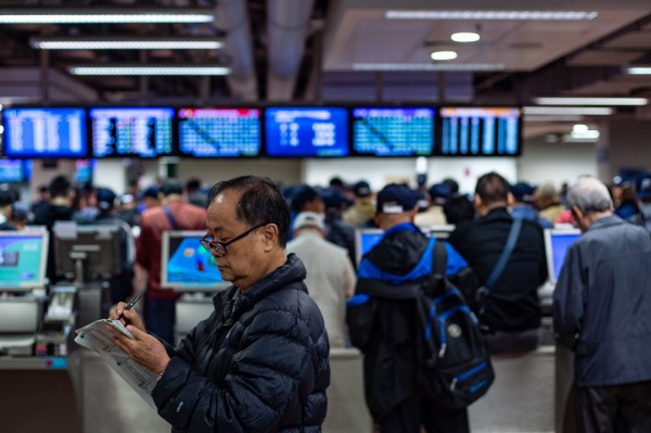 亞洲地下賭博盛行，其中香港賭馬被指遭非法侵吞利益最多。圖為香港人看馬經一景。（法新社）