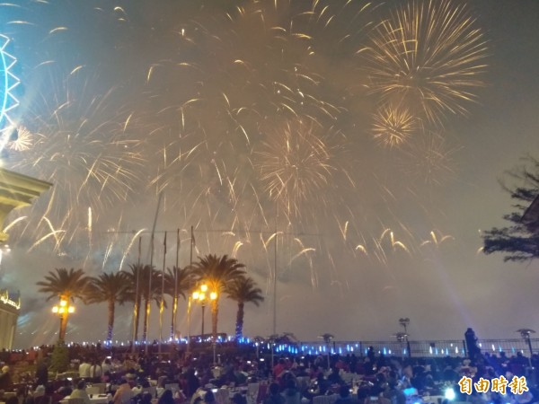 台灣最長煙火秀，義大世界999秒震撼約10萬人。（記者洪定宏攝）