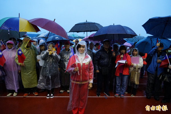 宜蘭縣長林姿妙上任後復辦元旦升旗，約有近千人冒雨參與。（記者張議晨攝）
