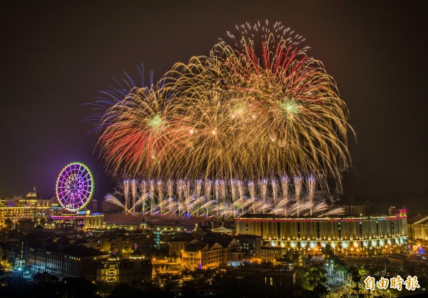 高雄義大跨年煙火秀。（記者張忠義攝）