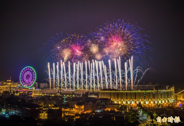 高雄義大跨年煙火秀。（記者張忠義攝）
