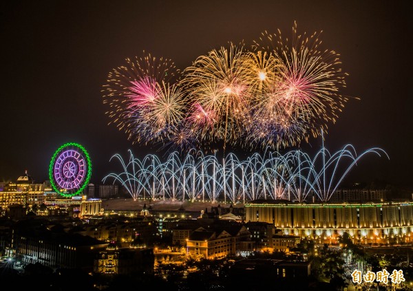 高雄義大跨年煙火秀。（記者張忠義攝）