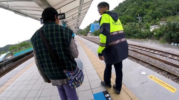 大武警護送吳女到火車站候車，並商請列車長協助轉車宜。（記者陳賢義翻攝）