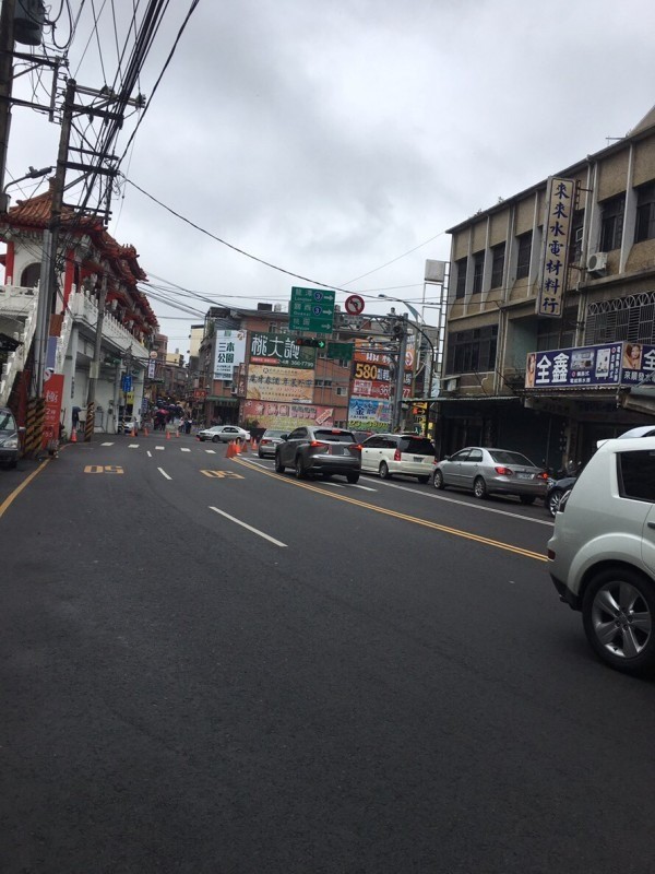 大溪老城區五叉路口因為新設私人停車場亂了行車動線。（取材大溪在地臉書）