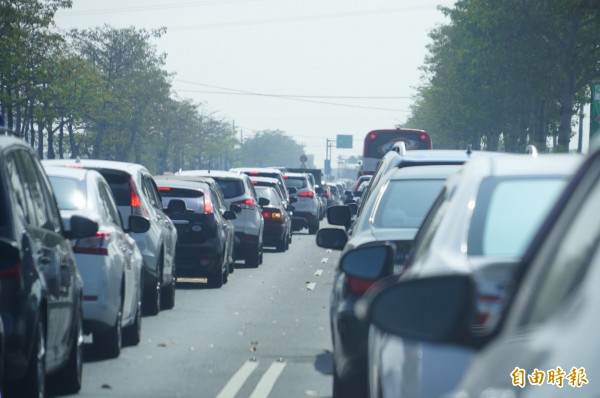 元旦連假水底寮路段湧入大量車輛，出現回堵。（記者陳彥廷攝）