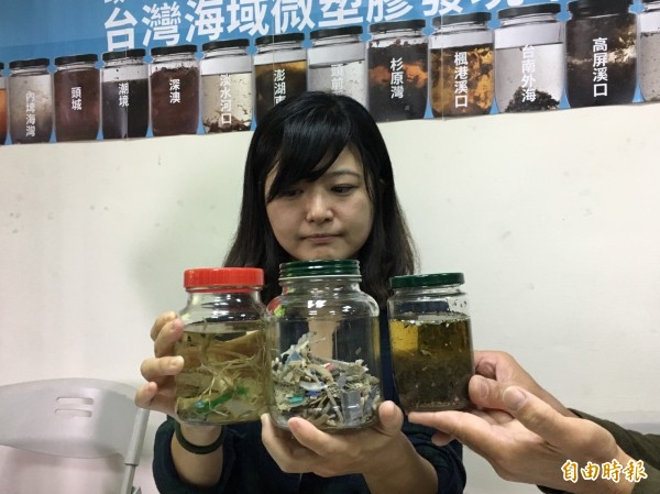 黑潮海洋文教基金會執行長張卉君拿出從台灣各海域所採集海水樣本。(記者楊綿傑攝) 黑潮海洋文教基金會執行長張卉君拿出從台灣各海域所採集海水樣本。(記者楊綿傑攝)