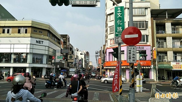 嘉義市府表示文化路夜市徒步區未取消，在路口設有交通標誌警示。（記者王善嬿翻攝）