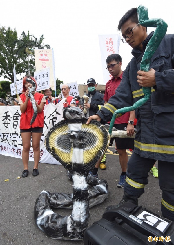 因捕蜂、抓蛇業務並非消防員權責，前台中市長林佳龍去年動用預備金由農業局委外發包該項業務，未料新市長盧秀燕上任後今年又將該業務「踢」回消防單位，引起基層消防員總是被當「細漢」的怨嘆，圖為消防員先前爭取權益情形。（資料照）