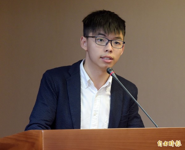 雨傘運動重要學運領袖、香港眾志秘書長黃之鋒時說，從香港的經驗來看，企圖與獨裁政權協商「是過度樂觀的想法」！呼籲台灣人能從香港經驗「深入了解一國兩制本質到底為何」。（資料照）