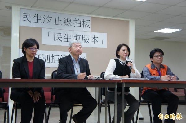 台北市議員王鴻薇（圖右二）召開記者會，不滿捷運工程局未清楚向地方說明，就拍板民生汐止線的路線方案。（記者黃建豪攝）