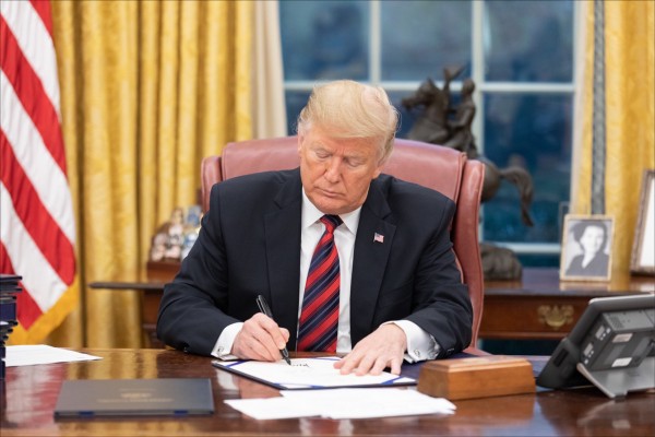 美國總統川普趕在2018年最後一天，簽署「亞洲再保證倡議法」（ARIA）。（美國白宮提供，中央社）
