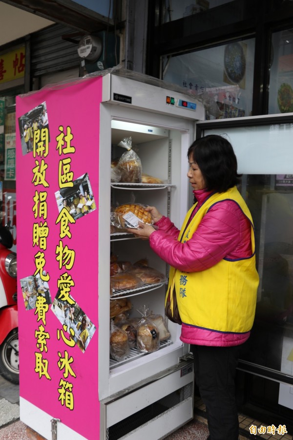 東協廚房在餐廳前放置愛心冰箱，幫助弱勢民眾。（記者翁聿煌攝）