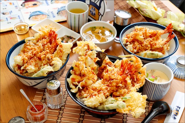 由左至右為全明星天丼／290元、特選海鮮天丼／350元、てんや（天雅）天丼／210元。（記者陳宇睿／攝影）