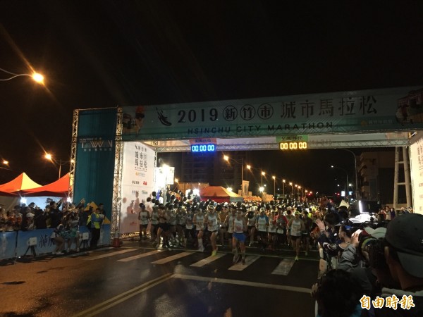 2019新竹城市馬拉松今天清晨在樹林頭公園廣場的細雨中開跑,有8500人熱情參與,跑者可跑進新竹市區,還有172隊啦啦隊為跑者加油,感受城市熱情。(記者洪美秀攝) 2019新竹城市馬拉松今天清晨在樹林頭公園廣場的細雨中開跑,有8500人熱情參與,跑者可跑進新竹市區,還有172隊啦啦隊為跑者加油,感受城市熱情。(記者洪美秀攝)