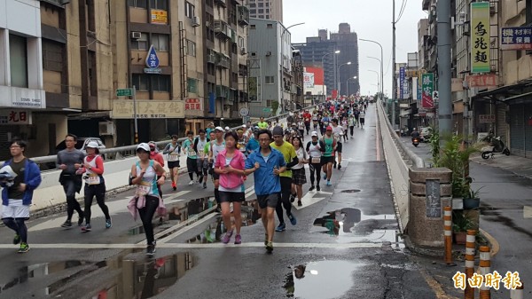 2019新竹城市馬拉松今天清晨在樹林頭公園廣場的細雨中開跑,有8500人熱情參與,跑者可跑進新竹市區,還有172隊啦啦隊為跑者加油,感受城市熱情。(記者洪美秀攝) 2019新竹城市馬拉松今天清晨在樹林頭公園廣場的細雨中開跑,有8500人熱情參與,跑者可跑進新竹市區,還有172隊啦啦隊為跑者加油,感受城市熱情。(記者洪美秀攝)