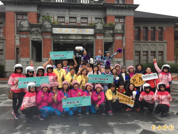 2019新竹城市馬拉松今天清晨在樹林頭公園廣場的細雨中開跑,有8500人熱情參與,跑者可跑進新竹市區,還有172隊啦啦隊為跑者加油,感受城市熱情。(記者洪美秀攝) 2019新竹城市馬拉松今天清晨在樹林頭公園廣場的細雨中開跑,有8500人熱情參與,跑者可跑進新竹市區,還有172隊啦啦隊為跑者加油,感受城市熱情。(記者洪美秀攝)