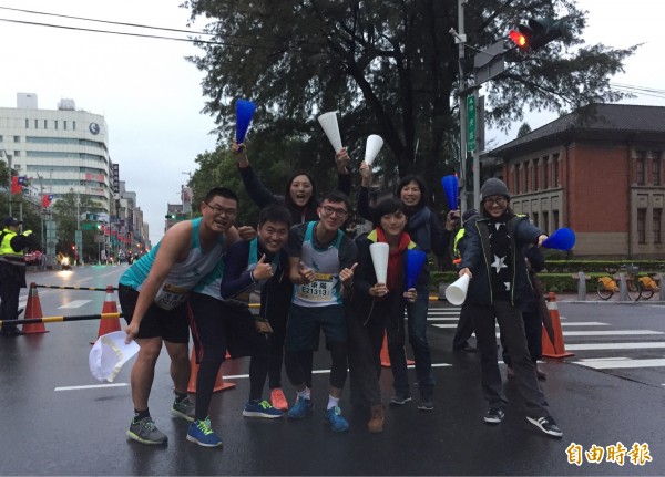 2019新竹城市馬拉松今天清晨在樹林頭公園廣場的細雨中開跑,有8500人熱情參與,跑者可跑進新竹市區,還有172隊啦啦隊為跑者加油,感受城市熱情。(記者洪美秀攝) 2019新竹城市馬拉松今天清晨在樹林頭公園廣場的細雨中開跑,有8500人熱情參與,跑者可跑進新竹市區,還有172隊啦啦隊為跑者加油,感受城市熱情。(記者洪美秀攝)