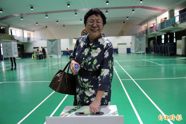 民進黨資深黨員在彰化市投開票所投下神聖一票。（記者張聰秋攝）