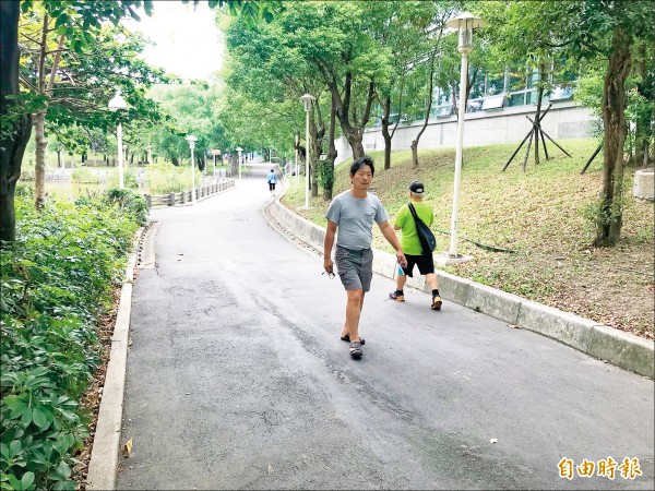 新莊體育園區內的柏油路面將整平。（記者葉冠妤攝）