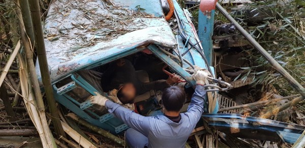 鐵牛車翻落10多公尺深山谷，崔姓司機受困車內。（記者蘇福男翻攝）