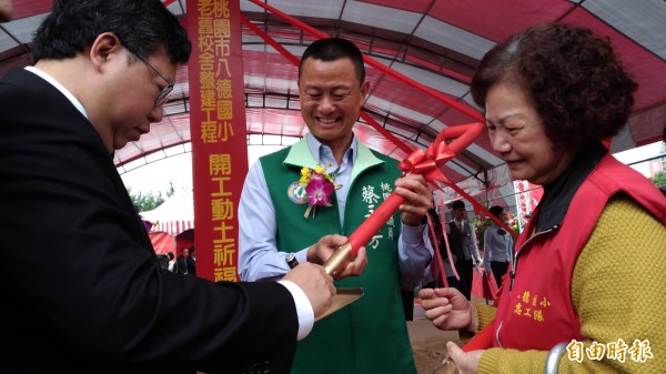 桃園市長鄭文燦今早出席活動，對於朱松偉涉貪聲押，他僅回應，由新聞處統一回應。（記者鄭淑婷攝）