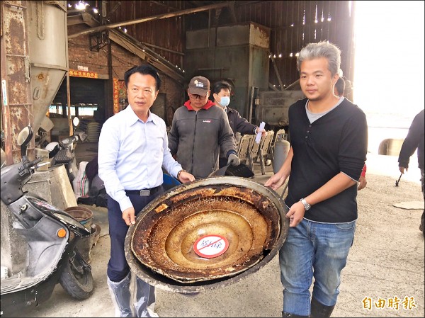 六腳鄉正義村廚餘養豬場拆除蒸煮設備，表達願意配合政策轉型飼料養豬，縣長翁章梁（前左）強調將加碼補助，每頭豬共補助2500元。（記者蔡宗勳攝）